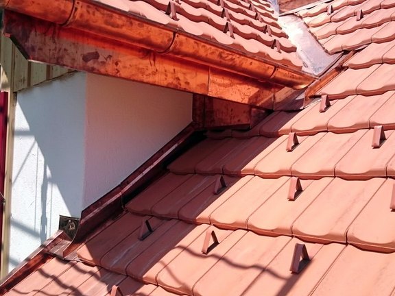 Einfassungen und Rinnen an einem Steildach